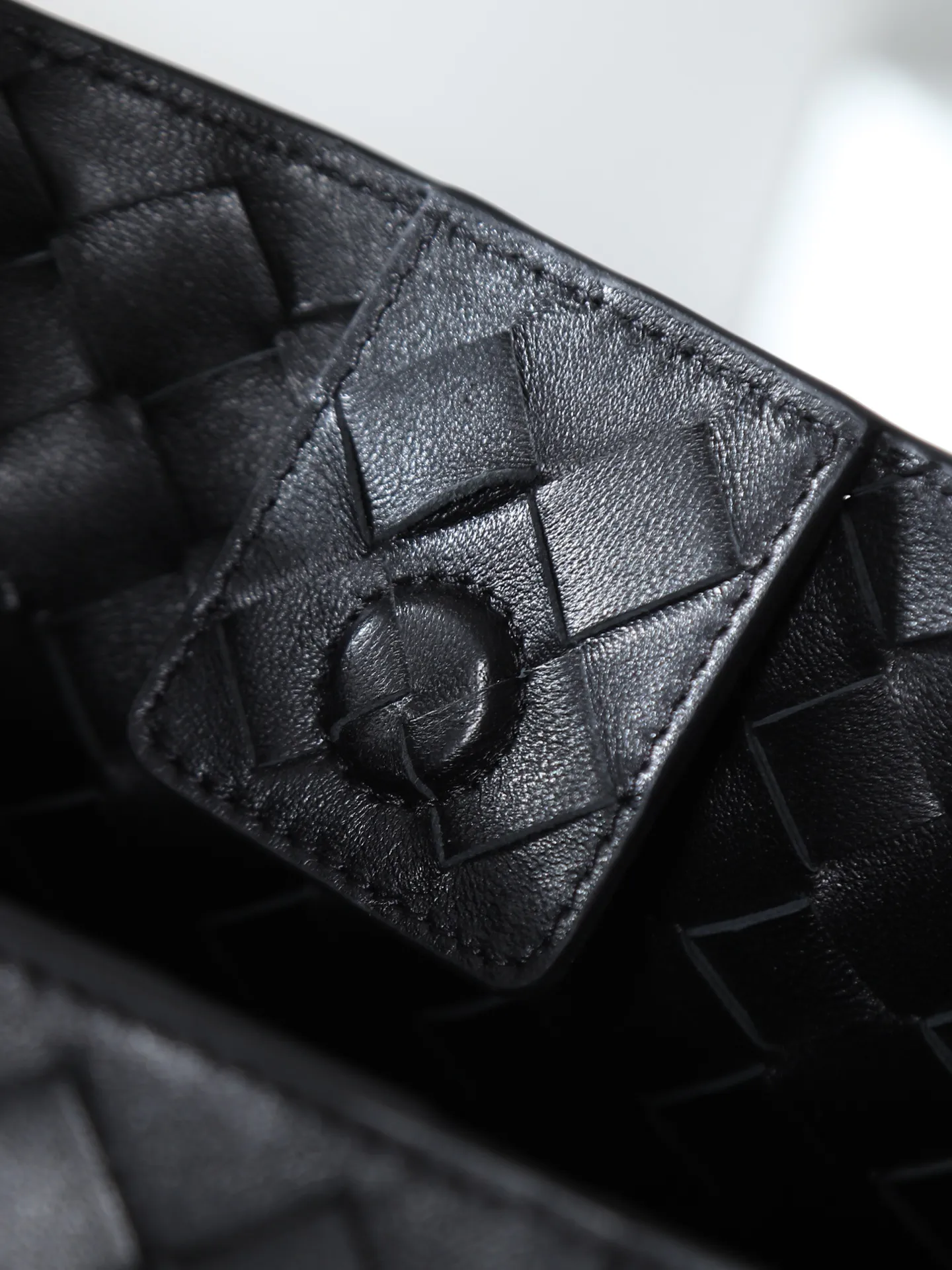 Batch 3300. The 24th early autumn new model Andiamo Parachute is made of a whole piece of woven leather. It is processed with folding stitching at the four corners # Craftsmanship and creativity. Large size is atmospheric and practical. One of the must-selects for BV. Large space, can hold a computer, shoulder straps are thick, and the upper shoulder is very comfortable. Large parachute upper body real photo can be carried on the back. The upper body is versatile and cute☺️ Style number: 796571 Size: 30*26*20cm